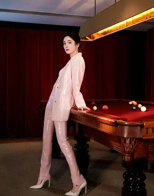 杨幂身穿粉色亮片套装,出席重要活动,化身少女,大长腿太吸睛了_西装