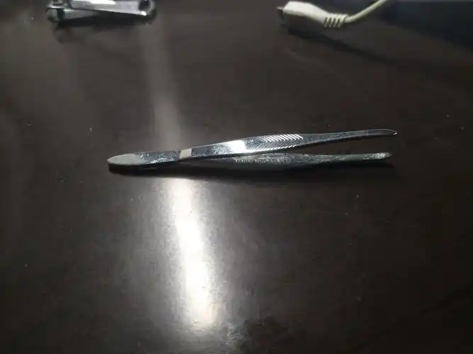 镊子,费力杠杆的一种,用于增加距离