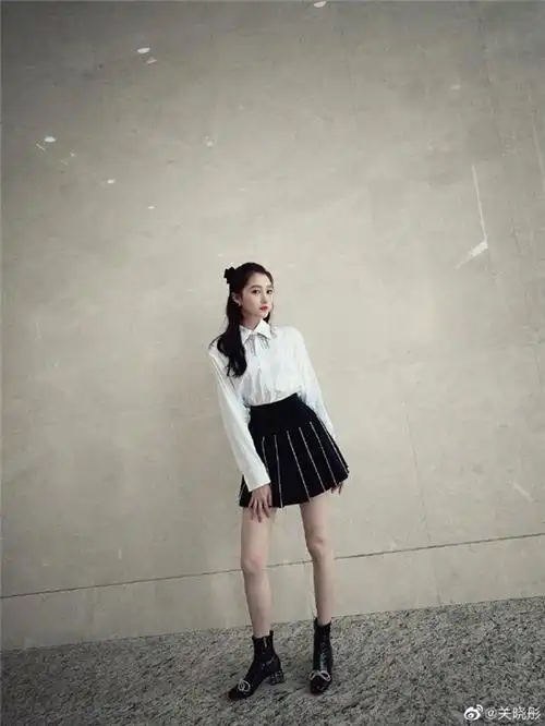 关晓彤白衬衫搭配黑色短裙 大长腿吸睛