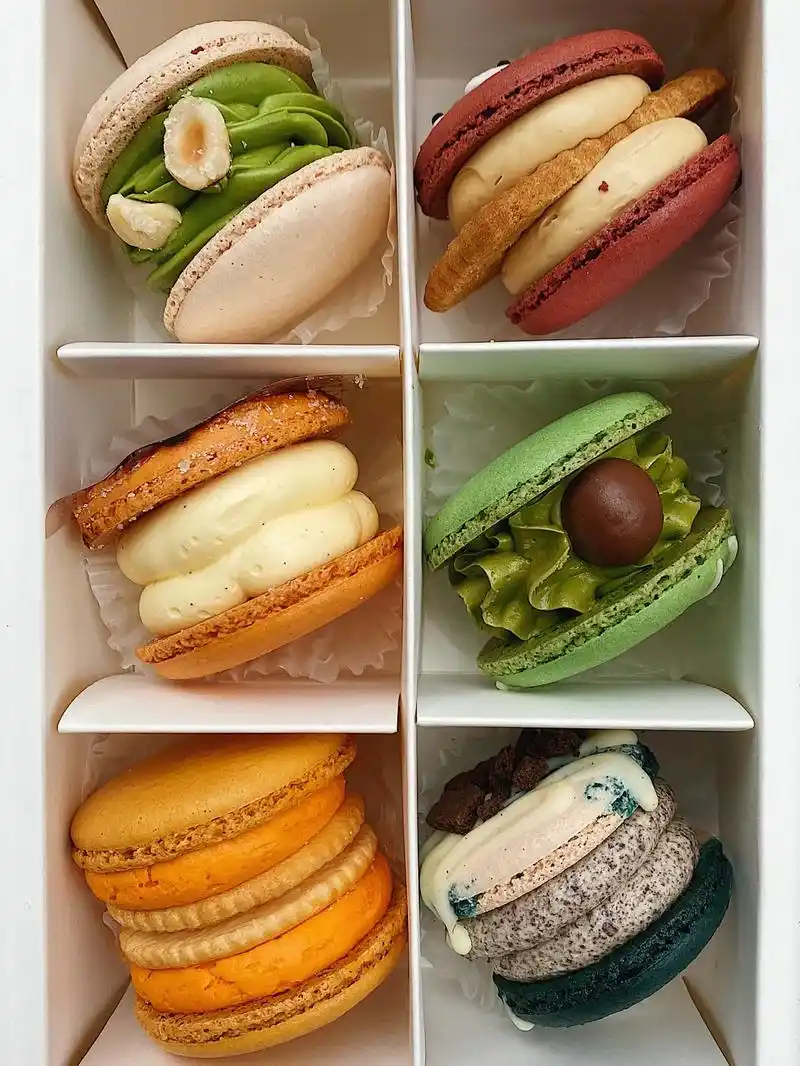 爆走马卡龙.#甜品  香醇馥郁的纯白奶油 遇见松软细腻的蛋糕 - 抖音