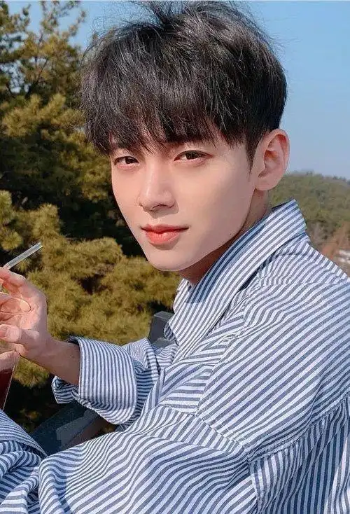 男生有刘海的发型这么修剪英俊有气场的短发呈现