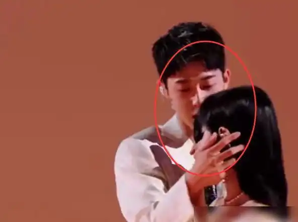 创4三公舞台惊现肖战与鞠婧祎亲密互动这对cp我嗑定了