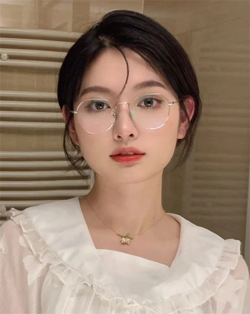 戴眼镜适合什么发型 短发vs长发眼镜发型_场合发型 - 美发站