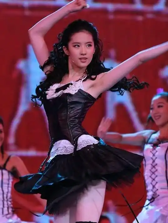 回顾33岁刘亦菲不再靠干爹如今淡然的神仙姐姐又回来了