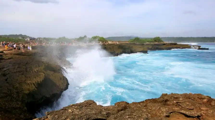 蓝梦岛之恶魔的眼泪景区惊人魂魄,每年都有游客被巨浪卷走