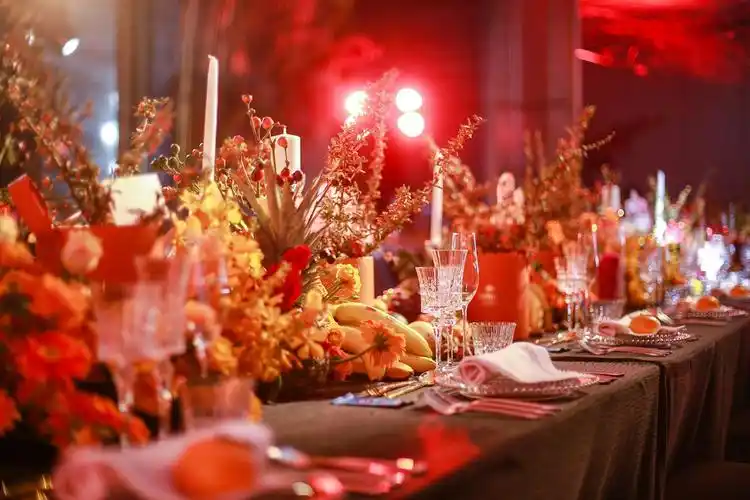 晚宴现场以红,橙,墨绿等秋季元素为主色调,搭配新鲜的水果以及橙黄色