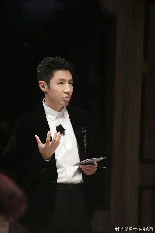 明星大侦探#【高清剧照】之撒贝宁 撒金钢撒金钢不仅身材闪闪发钢