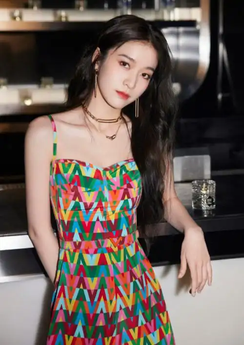 张雪迎人美就是太瘦了,穿拼色吊带连衣裙,长发披肩优雅动人_腾讯新闻