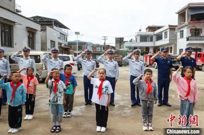 贵州贵定:消防员走进乡村学校和学生同过"六一"
