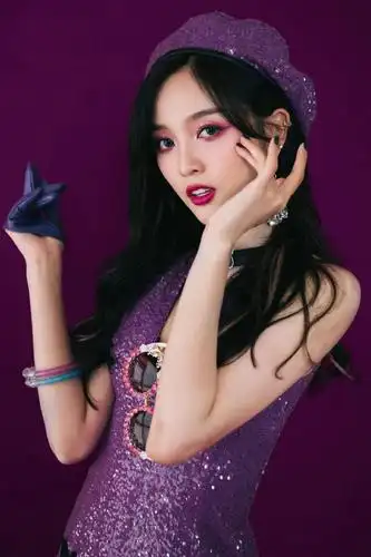 火箭少女曝集体写真,全员紫色系梦幻性感,网友:一个个身材绝了