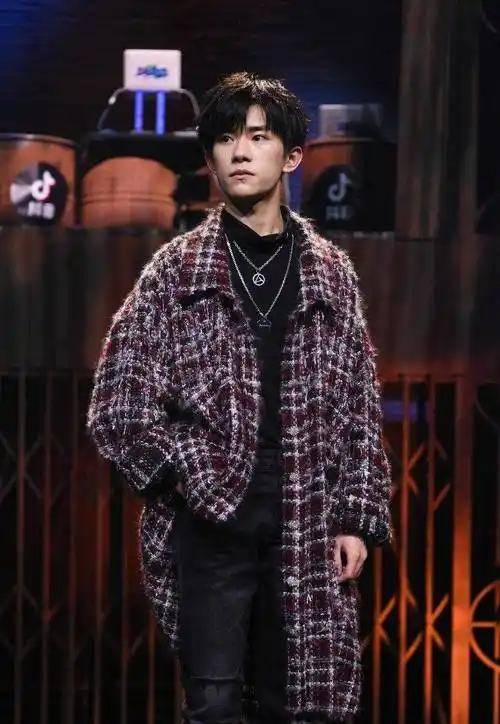 易烊千玺散发荷尔蒙工地装配牛仔外套太撩人