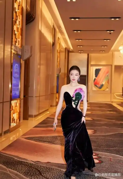 这张照片展示了倪妮在颁奖典礼上的造型,令人惊叹不已.