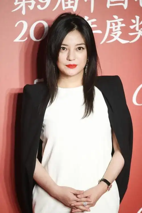 42岁的赵薇出席活动,身材微胖气场全开,霸气总裁范儿炸裂!