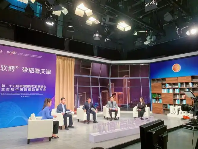 访谈节目主持人妆发造型