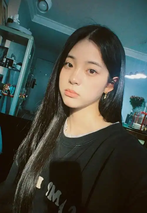 照片中,欧阳娜娜要么穿着宽大的毛衣,开心地笑着,要么编着油炸辫子,戴