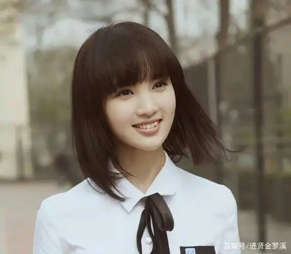 金晨穿锡纸裙出席活动,身材和气质获得了网友们的肯定,造型洋气