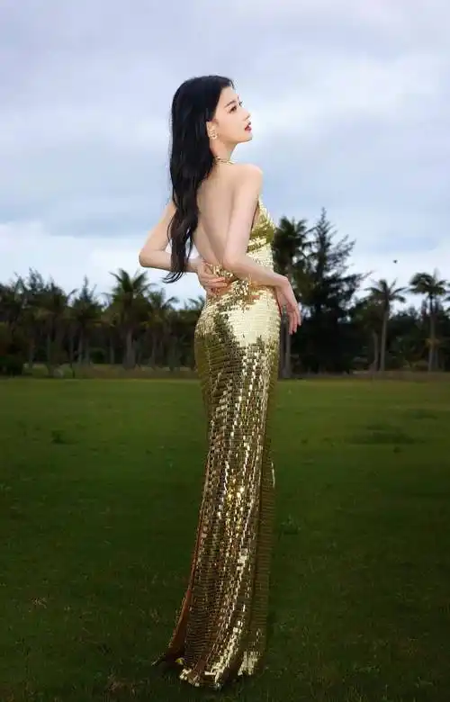 大长腿美女孙怡身材高挑,曲线优美,美艳且性感_舞台_观众_魅力