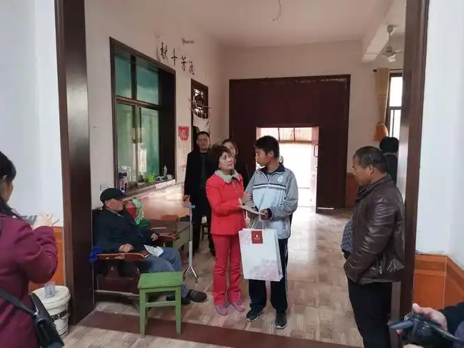 英籍台商董淑贞女士赴陕西省富平县美原中学捐资助学