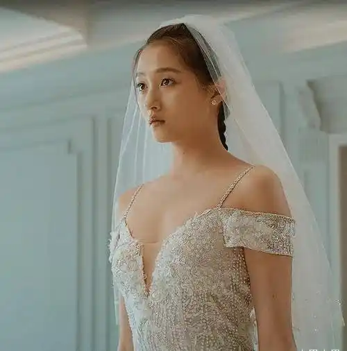 关晓彤为戏穿婚纱,吊带裙显露"筋肉臂",看起来比男友还man_显得_剧中