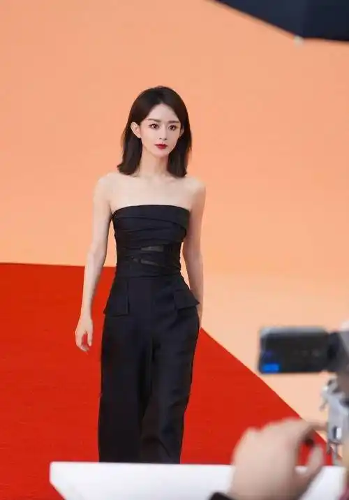 赵丽颖身穿抹胸黑色西装,超酷优雅姿态_魅力_身材_照片