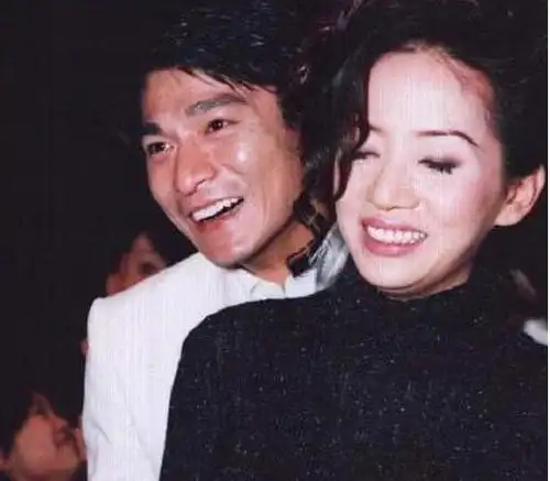 梅艳芳和刘德华第一次见面是在一场晚会上.