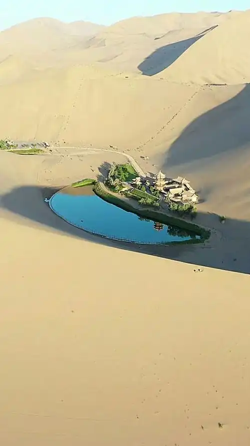 甘肃沙漠中的月牙湾,这水来自于沙漠
