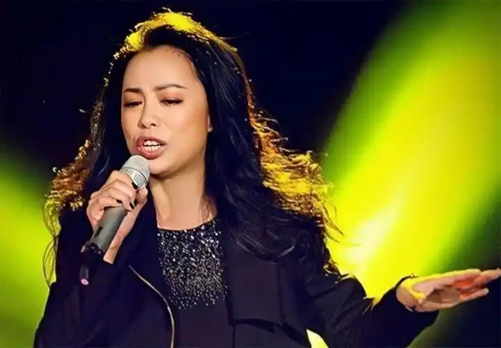 回顾54岁的黄绮珊,就这样改写了她的结局,央视春晚的路走了40年