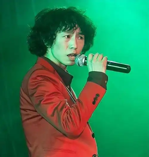 他的真名叫做约瑟翰·庞麦郎,他原名庞明涛,尽管明明是地道的陕西老乡