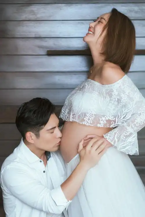 杜若溪孕照曝光 严屹宽亲吻爱妻孕肚超幸福