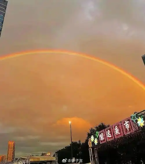 晚霞#今天南通的晚霞超美!    难得一见的彩虹落日 96