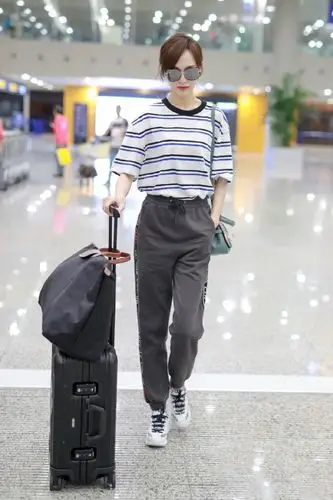 唐嫣清新少女风机场街拍照图片