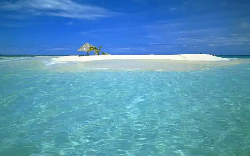 夏日阳光普照下的唯美大海