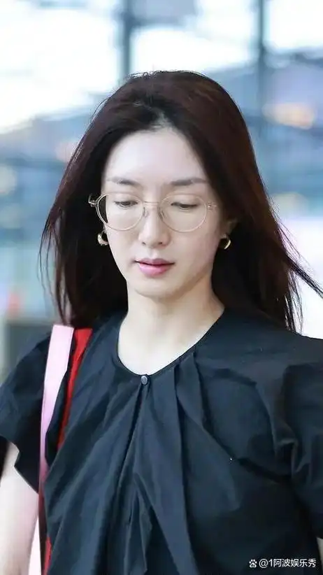 近日,一组江疏影素颜现身机场的照片在网上引发了热议.