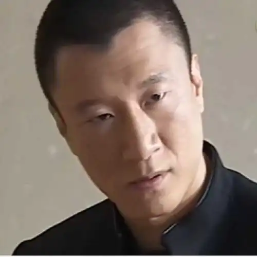 如何看待孙红雷室内抽烟和王源抽烟时的评论截然不同?