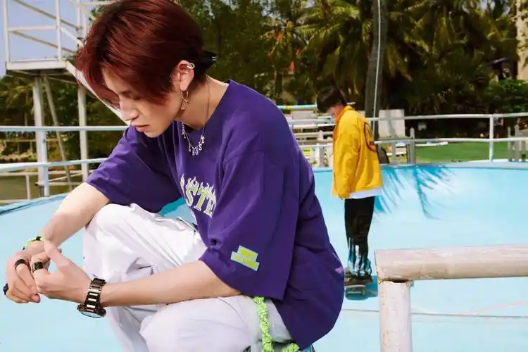 贴心小必公开代言人小鬼壁纸级原图 夏天,海浪和肆意张扬的少年最配