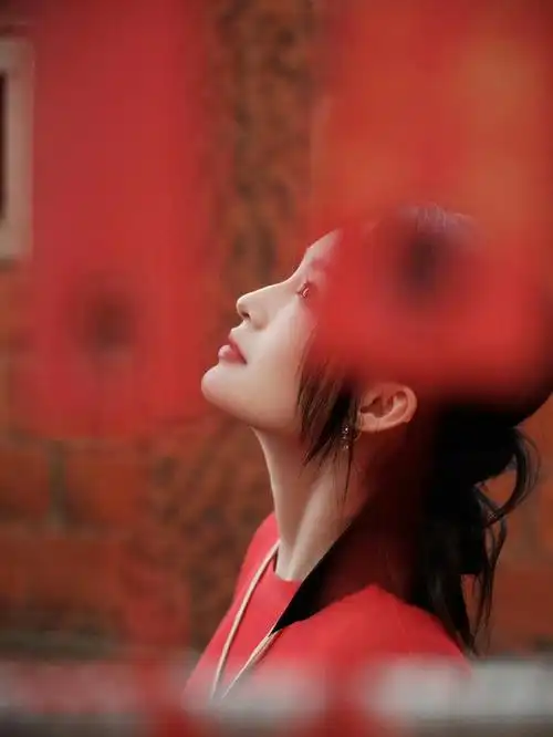 李沁身穿红色礼服尽显大气领略了非遗魅力红色衬得她如此迷人