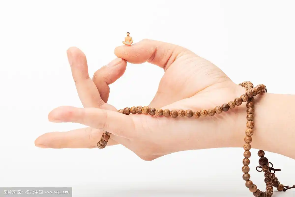 在手指上冥想打坐养生保健