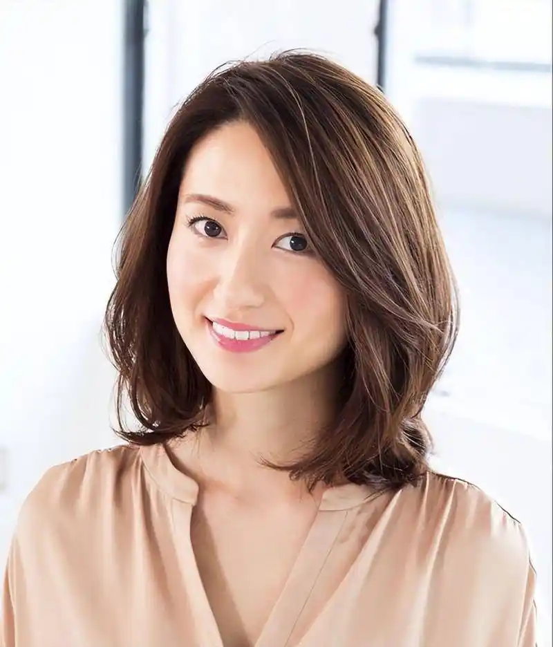 50岁女人有油腻感的原因:头发要么太直,要么太卷,不够优雅得体_发型