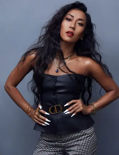 吉克隽逸太拼了踩尖头高跟鞋脚背成90度配皮质抹胸帅气性感