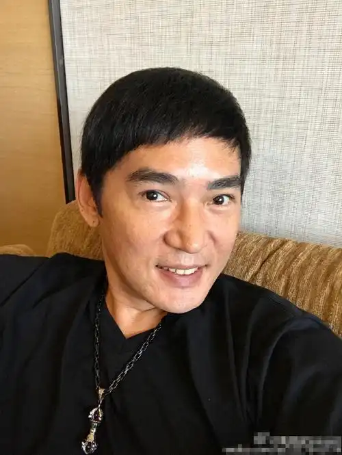 焦恩俊晒旧照感恩父母,原来李寻欢从小就是美男子