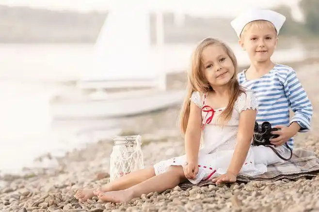 海滩的小女孩小男孩图片