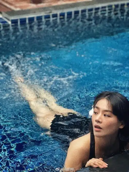 马思纯小年夜苏梅岛度假,穿性感泳装化身美人鱼,头戴白花好娇俏_腾讯