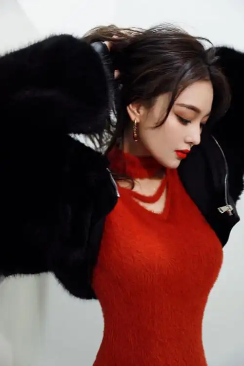 张馨予超话#2023说出爱#那就表白一下这位红裙猫猫吧@张馨予9599