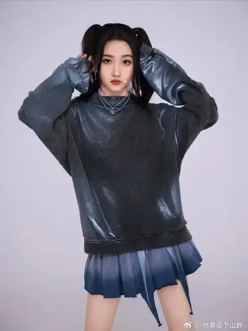 关晓彤白吊带齐肩短发##关晓彤严晓丹