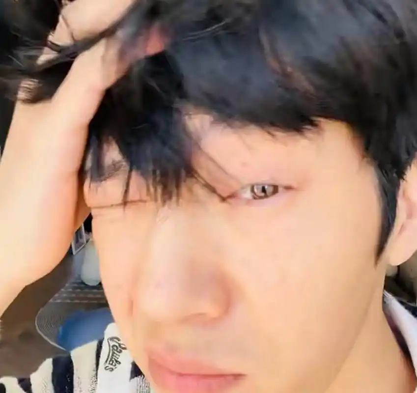 井柏然晒素颜照,偶像包袱碎一地,不打扮也挺帅气.