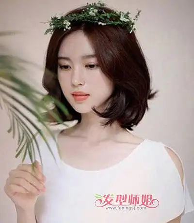 如果是瓜子脸留大波浪会让头发看起来多一些,如果脸小的话留短发