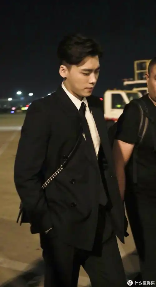 明星背啥包vol9男明星背香奈儿女包娘气还是依旧帅气