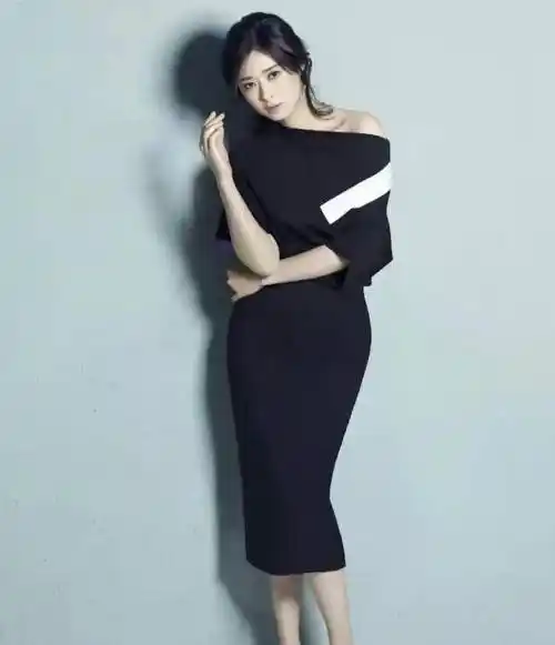 有肚子的女人别再"塞裤腰"了,学学蒋欣的藏腹穿法,洋气又显瘦_身材