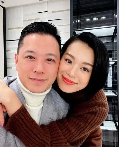 胡杏儿为老公庆生,夫妻俩贴脸撒糖,三个儿子争相献吻爸爸超有爱