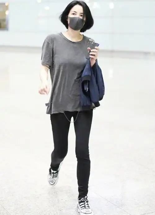 王菲随性的模样真美,光着脚拍大片,简单配条直筒裤就很有高级感